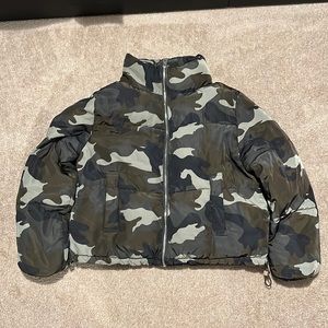 DIVIDED H&M Size 10 Color Camouflage Green Bomber Puffer Short Jacket
